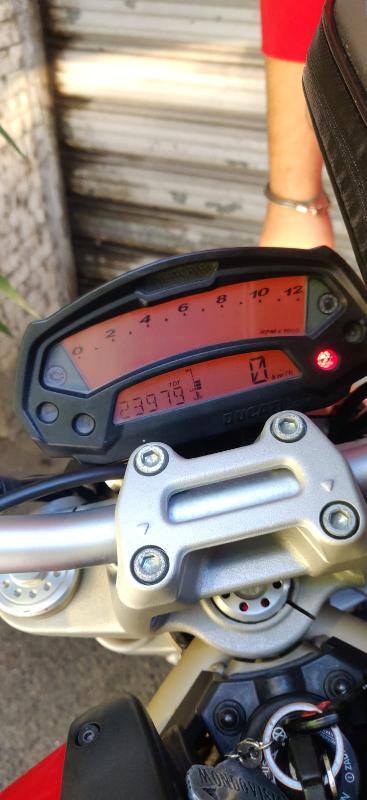 4436411  DUCATI Monster 696